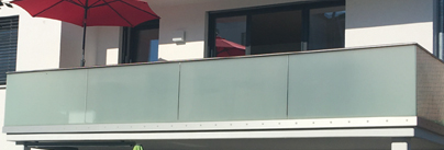 GANZGLAS-GELÄNDERSYSTEM VON Q-RAILING ODER ÄHNLICH