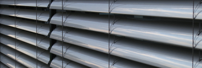 ELEKTRISCH BETRIEBENE ALUMINIUM  JALOUSIEN UND ROLLÄDEN